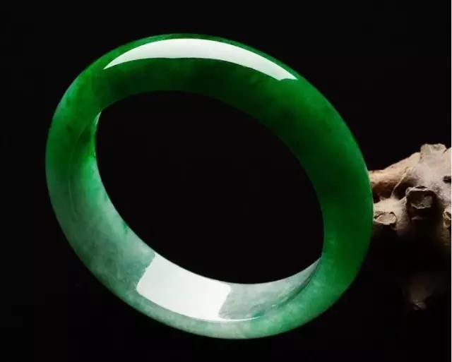 翡翠手镯保养能用水泡吗?-第11张图片-翡翠网 翡翠手镯保养能用水泡吗?-第11张图片-翡翠网