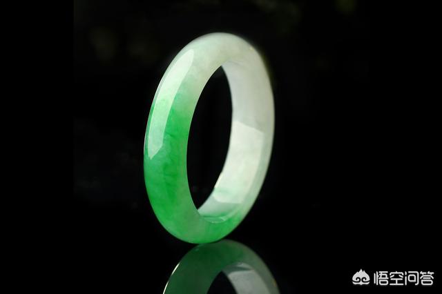 翡翠手镯不容易摘下它,晚上睡觉就只好也戴着了,这样对身体有影响吗?-第3张图片-翡翠网 翡翠手镯不容易摘下它,晚上睡觉就只好也戴着了,这样对身体有影响吗?-第3张图片-翡翠网