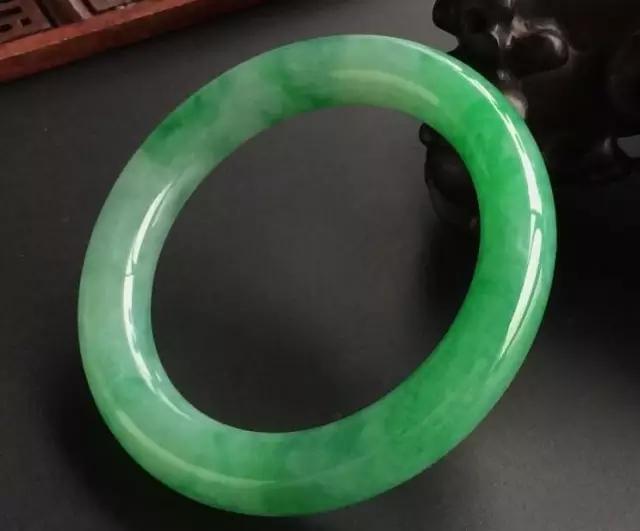 翡翠手镯保养能用水泡吗?-第13张图片-翡翠网 翡翠手镯保养能用水泡吗?-第13张图片-翡翠网