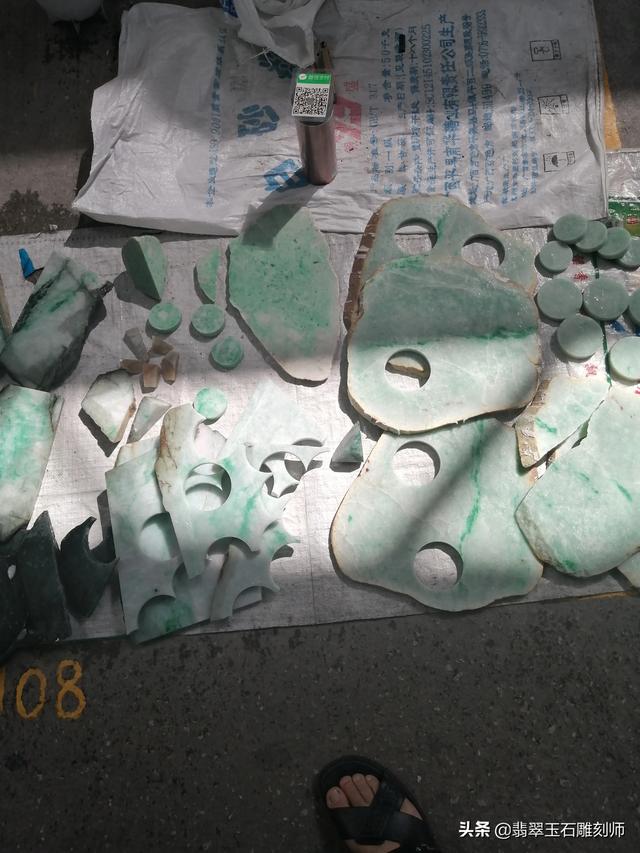 请问如图手镯目前市面多少价位?-第6张图片-翡翠网 请问如图手镯目前市面多少价位?-第6张图片-翡翠网