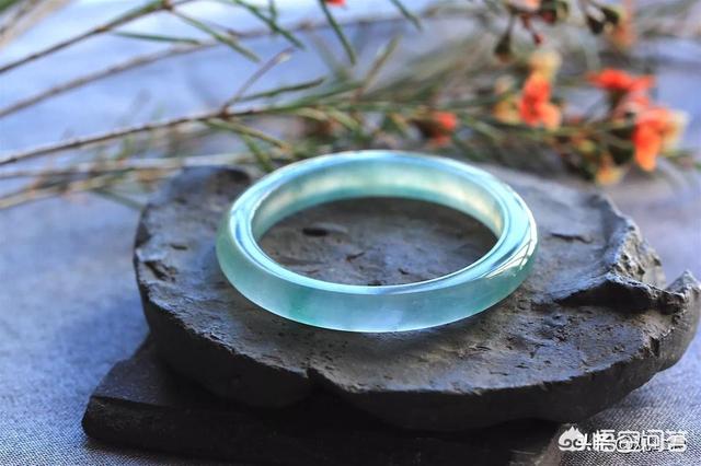 翡翠手镯有多少种?怎么买到自己合适的?-第15张图片-翡翠网 翡翠手镯有多少种?怎么买到自己合适的?-第15张图片-翡翠网