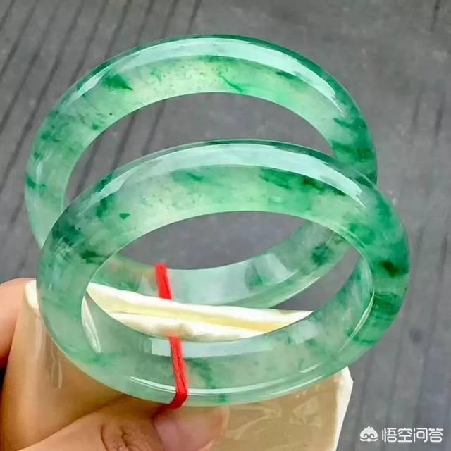 翡翠手镯有多少种?怎么买到自己合适的?-第29张图片-翡翠网 翡翠手镯有多少种?怎么买到自己合适的?-第29张图片-翡翠网