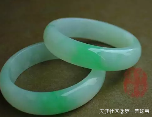 翡翠玉手镯款式(转载)-第11张图片-翡翠网 翡翠玉手镯款式(转载)-第11张图片-翡翠网