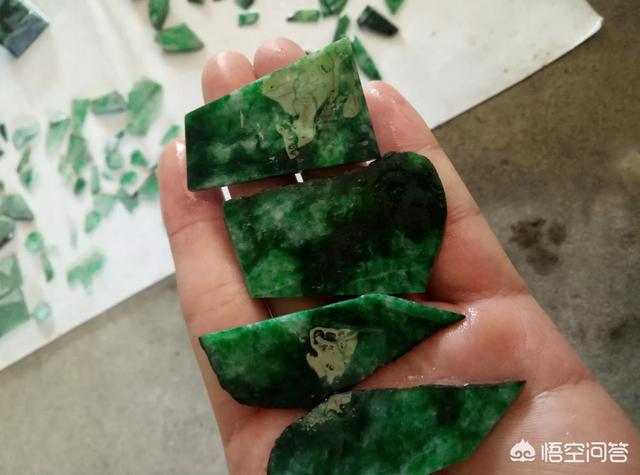 某宝上45元100个翡翠珠子7毫米的是用什么做的？