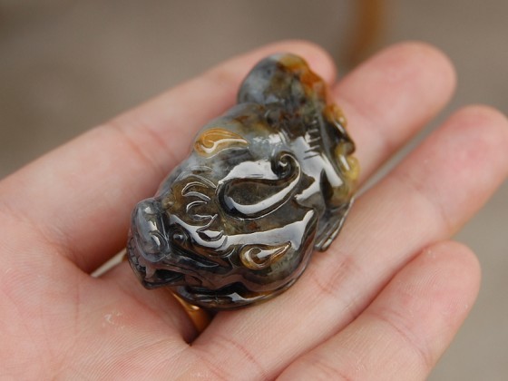 请了个翡翠貔貅,大家帮忙鉴定一下。还有就是**后面有个洞怎么办?-第2张图片-翡翠网 请了个翡翠貔貅,大家帮忙鉴定一下。还有就是**后面有个洞怎么办?-第2张图片-翡翠网