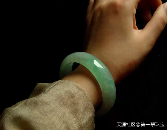 翡翠玉手镯款式(转载)-第5张图片-翡翠网 翡翠玉手镯款式(转载)-第5张图片-翡翠网