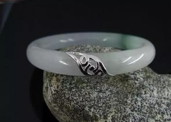 翡翠手镯为啥这么容易摔断?-第4张图片-翡翠网 翡翠手镯为啥这么容易摔断?-第4张图片-翡翠网