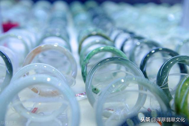 翡翠手镯晚上睡觉时需要摘下来吗？摘下好还是不摘好呢？