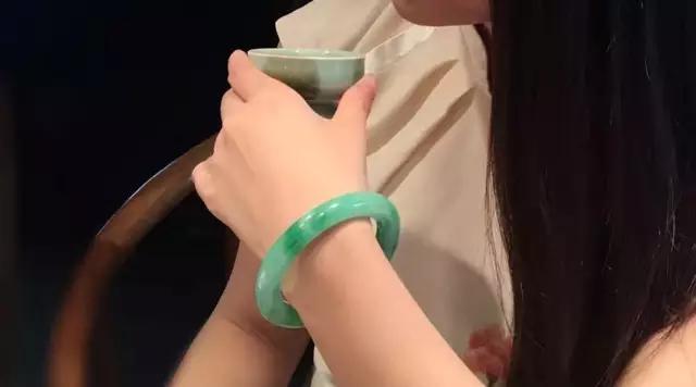 怎么鉴别翡翠玉镯?-第3张图片-翡翠网 怎么鉴别翡翠玉镯?-第3张图片-翡翠网