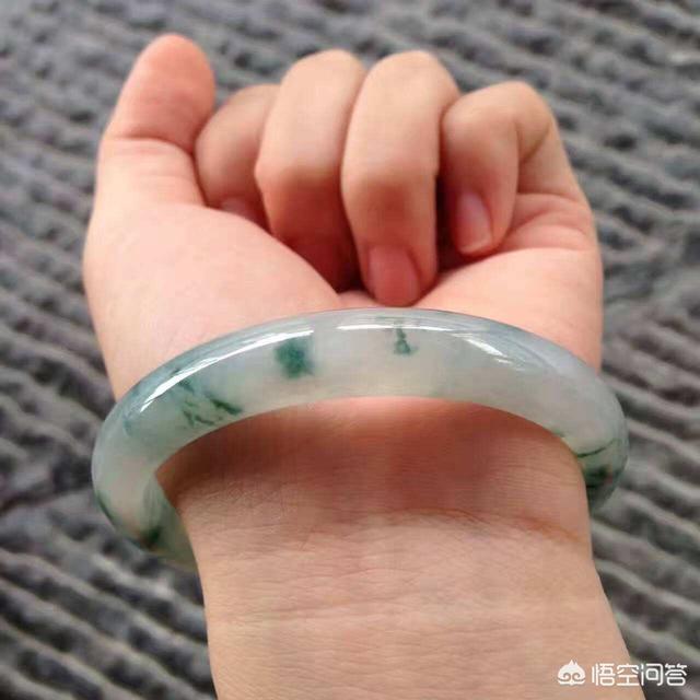 翡翠手镯的鉴定方法有哪些?怎么避免买到假货?-第2张图片-翡翠网 翡翠手镯的鉴定方法有哪些?怎么避免买到假货?-第2张图片-翡翠网