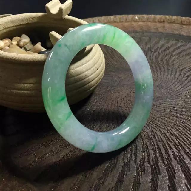 怎么鉴别翡翠玉镯?-第5张图片-翡翠网 怎么鉴别翡翠玉镯?-第5张图片-翡翠网