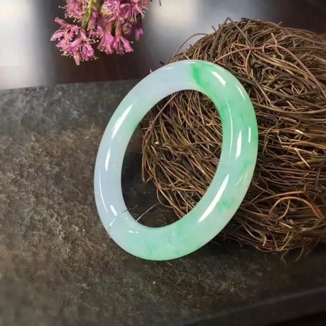 怎么鉴别翡翠玉镯?-第6张图片-翡翠网 怎么鉴别翡翠玉镯?-第6张图片-翡翠网