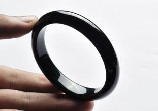 翡翠手镯有黑色（墨翡）好吗？有佩戴的禁忌吗？