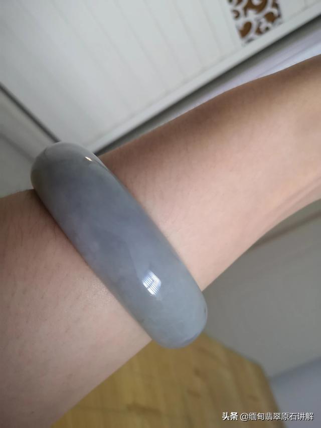 戴了三年的玉镯,大家觉得怎么样?-第2张图片-翡翠网 戴了三年的玉镯,大家觉得怎么样?-第2张图片-翡翠网