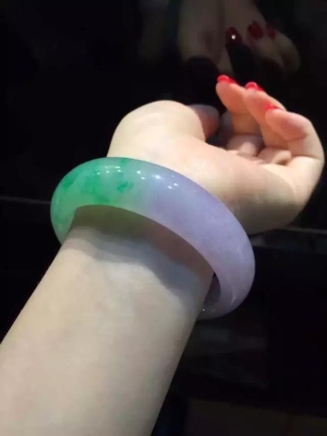 怎么鉴别翡翠玉镯?-第11张图片-翡翠网 怎么鉴别翡翠玉镯?-第11张图片-翡翠网