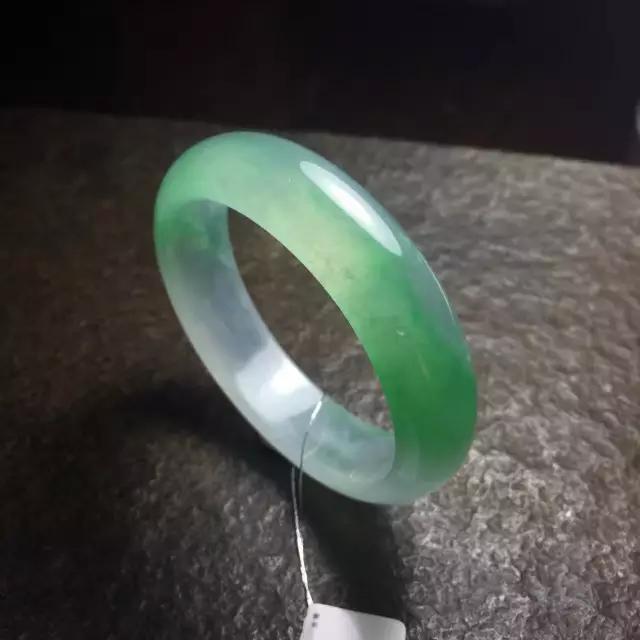 怎么鉴别翡翠玉镯?-第7张图片-翡翠网 怎么鉴别翡翠玉镯?-第7张图片-翡翠网