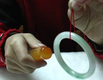 怎么鉴别翡翠的好坏-第2张图片-翡翠网 怎么鉴别翡翠的好坏-第2张图片-翡翠网