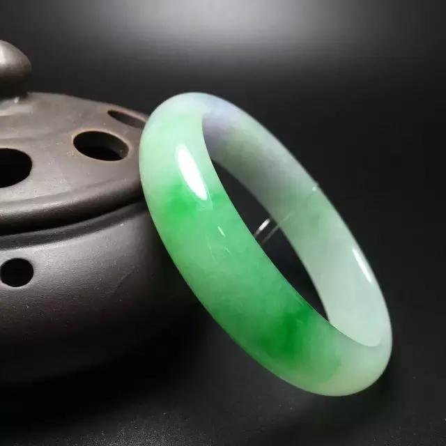 怎么鉴别翡翠玉镯?-第10张图片-翡翠网 怎么鉴别翡翠玉镯?-第10张图片-翡翠网