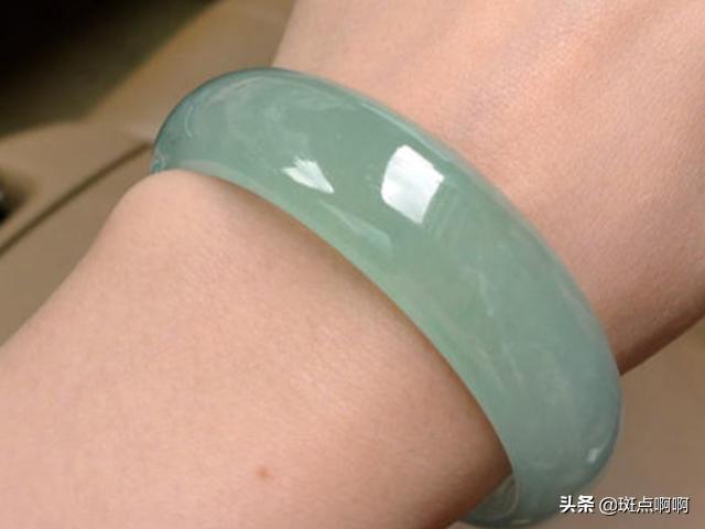 翡翠玉镯有哪些颜色?-第2张图片-翡翠网 翡翠玉镯有哪些颜色?-第2张图片-翡翠网