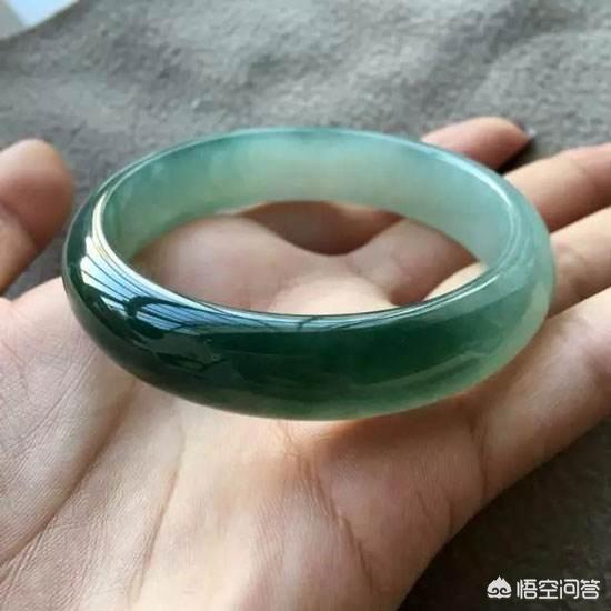 翡翠手镯的鉴定方法有哪些?怎么避免买到假货?-第3张图片-翡翠网 翡翠手镯的鉴定方法有哪些?怎么避免买到假货?-第3张图片-翡翠网