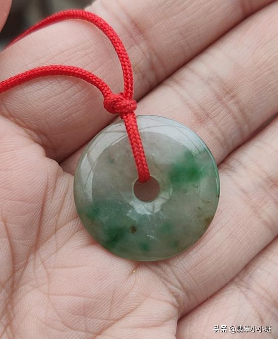 问个问题，翡翠适合贴身佩戴吗？贴着皮肤，人体油脂和汗液会对翡翠有影响吗？