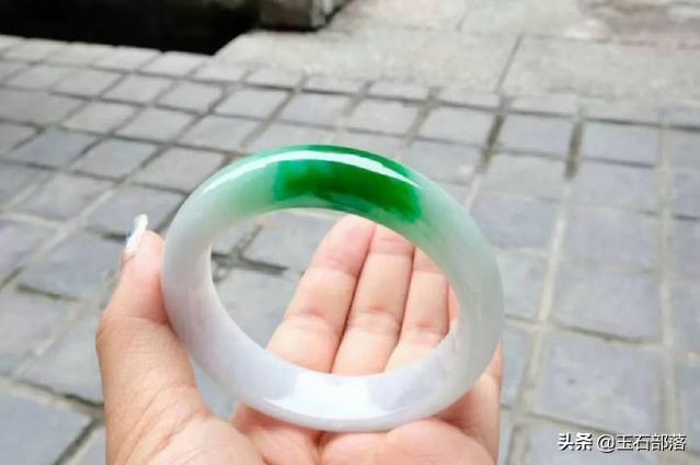 翡翠该如何“养”?-第7张图片-翡翠网 翡翠该如何“养”?-第7张图片-翡翠网