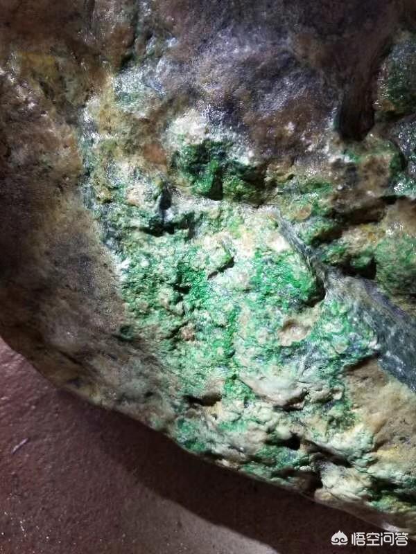 翡翠原石是怎样给人惊喜的?-第6张图片-翡翠网 翡翠原石是怎样给人惊喜的?-第6张图片-翡翠网