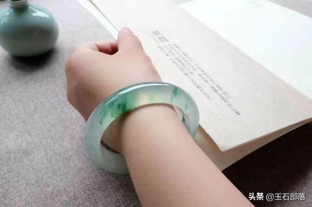 翡翠该如何“养”?-第4张图片-翡翠网 翡翠该如何“养”?-第4张图片-翡翠网