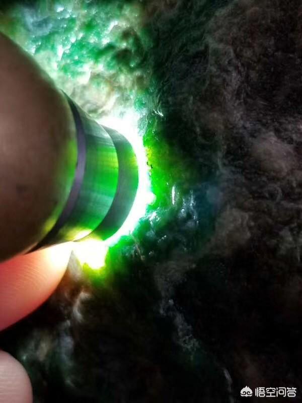 翡翠原石是怎样给人惊喜的?-第7张图片-翡翠网 翡翠原石是怎样给人惊喜的?-第7张图片-翡翠网