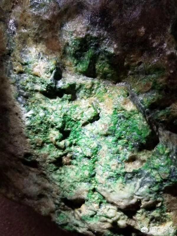 翡翠原石是怎样给人惊喜的?-第9张图片-翡翠网 翡翠原石是怎样给人惊喜的?-第9张图片-翡翠网