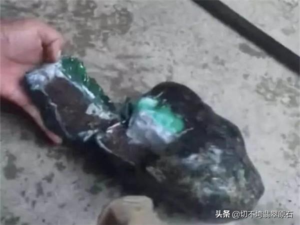 缅甸的翡翠又大又便宜,可为何行内人不建议游客买呢?-第3张图片-翡翠网 缅甸的翡翠又大又便宜,可为何行内人不建议游客买呢?-第3张图片-翡翠网