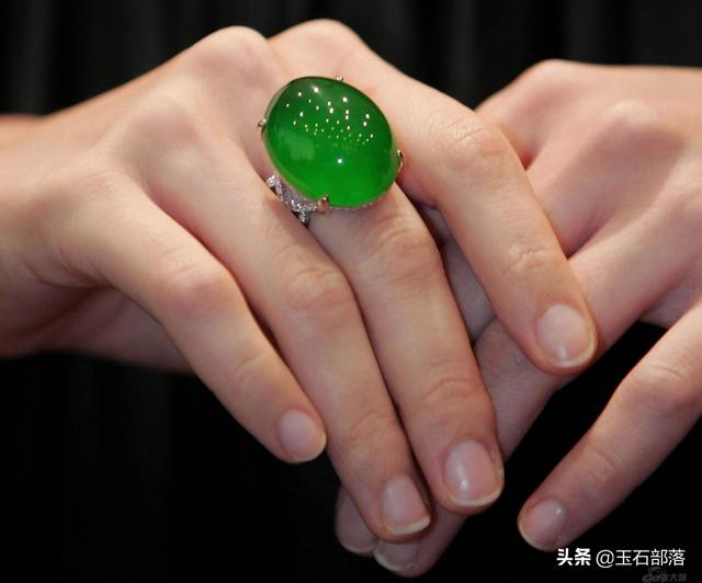 翡翠该如何“养”?-第8张图片-翡翠网 翡翠该如何“养”?-第8张图片-翡翠网