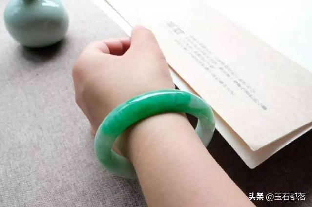 翡翠该如何“养”?-第3张图片-翡翠网 翡翠该如何“养”?-第3张图片-翡翠网