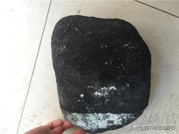 缅甸的翡翠又大又便宜,可为何行内人不建议游客买呢?-第5张图片-翡翠网 缅甸的翡翠又大又便宜,可为何行内人不建议游客买呢?-第5张图片-翡翠网