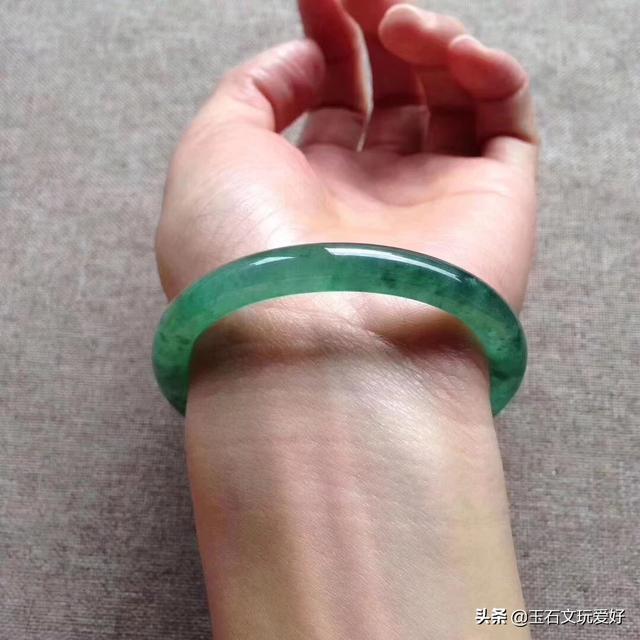 翡翠玉镯怎么戴?-第3张图片-翡翠网 翡翠玉镯怎么戴?-第3张图片-翡翠网