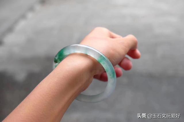 翡翠玉镯怎么戴?-第6张图片-翡翠网 翡翠玉镯怎么戴?-第6张图片-翡翠网