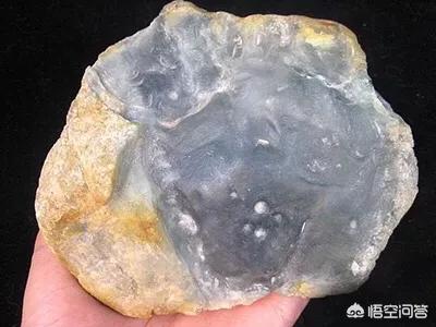 《黄金瞳》里的“赌石”是什么?又是怎么玩的呢?-第1张图片-翡翠网 《黄金瞳》里的“赌石”是什么?又是怎么玩的呢?-第1张图片-翡翠网