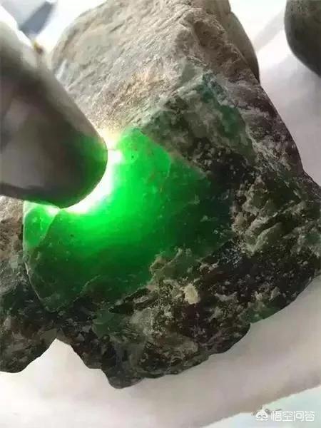 《黄金瞳》里的“赌石”是什么?又是怎么玩的呢?-第2张图片-翡翠网 《黄金瞳》里的“赌石”是什么?又是怎么玩的呢?-第2张图片-翡翠网