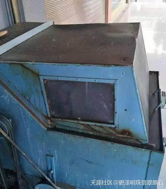 老碧:13000的翡翠原石一刀切出4条冰阳绿色手镯,不可思议!-第2张图片-翡翠网 老碧:13000的翡翠原石一刀切出4条冰阳绿色手镯,不可思议!-第2张图片-翡翠网