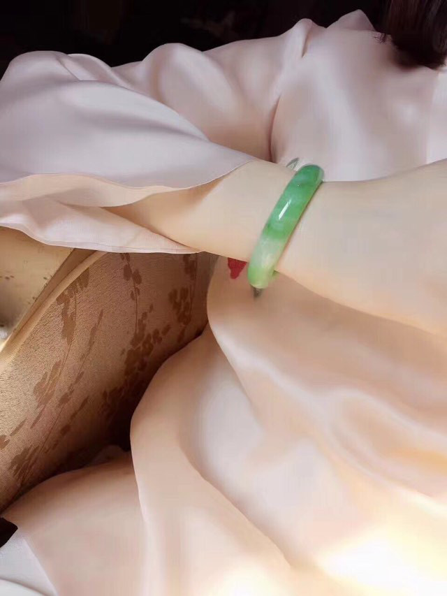 一块雪花棉翡翠原石雕刻出的精美冰晴《岁寒三友》清新俊逸！-第9张图片-翡翠网