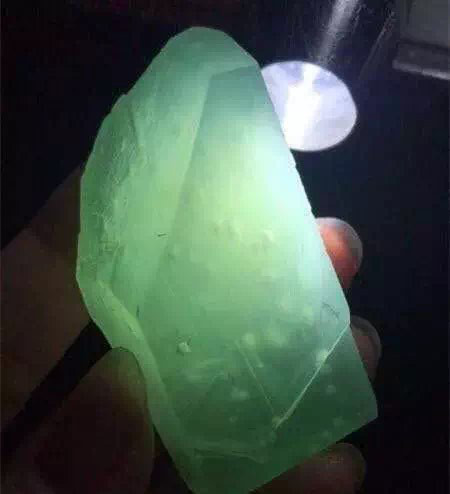 一块雪花棉翡翠原石雕刻出的精美冰晴《岁寒三友》清新俊逸！-第4张图片-翡翠网