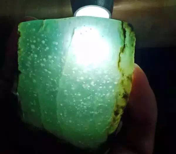 一块雪花棉翡翠原石雕刻出的精美冰晴《岁寒三友》清新俊逸！-第2张图片-翡翠网