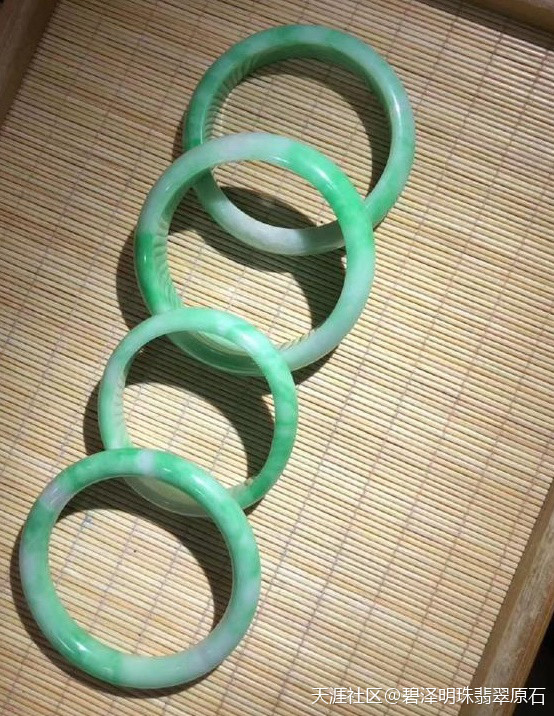 老碧:13000的翡翠原石一刀切出4条冰阳绿色手镯,不可思议!-第4张图片-翡翠网 老碧:13000的翡翠原石一刀切出4条冰阳绿色手镯,不可思议!-第4张图片-翡翠网