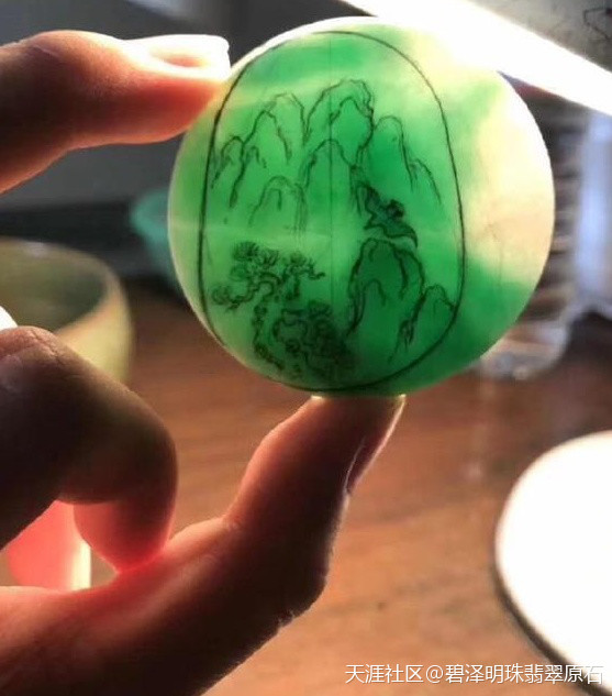 老碧:13000的翡翠原石一刀切出4条冰阳绿色手镯,不可思议!-第5张图片-翡翠网 老碧:13000的翡翠原石一刀切出4条冰阳绿色手镯,不可思议!-第5张图片-翡翠网