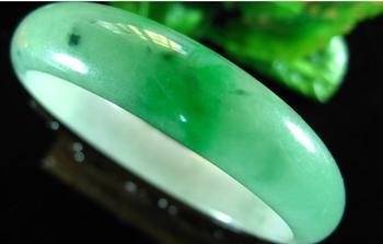 为什么有的玉器柜台里要放一杯水?-第3张图片-翡翠网 为什么有的玉器柜台里要放一杯水?-第3张图片-翡翠网