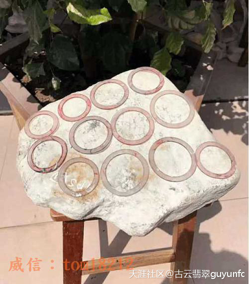 神秘男子花10万买来的翡翠大原石, 你猜开出来多少冰飘花手镯(转载)-第2张图片-翡翠网 神秘男子花10万买来的翡翠大原石, 你猜开出来多少冰飘花手镯(转载)-第2张图片-翡翠网