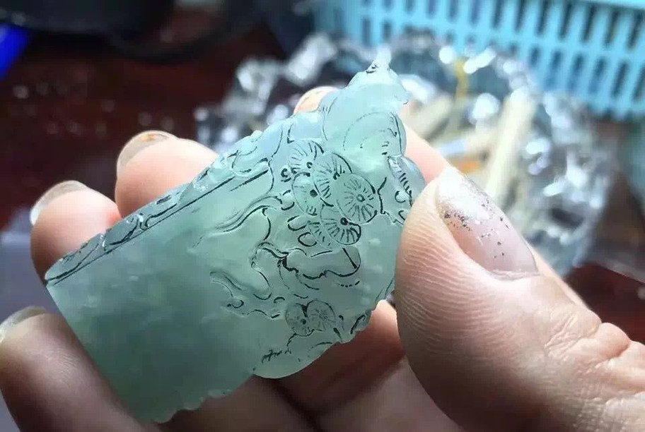 一块雪花棉翡翠原石雕刻出的精美冰晴《岁寒三友》清新俊逸！-第5张图片-翡翠网