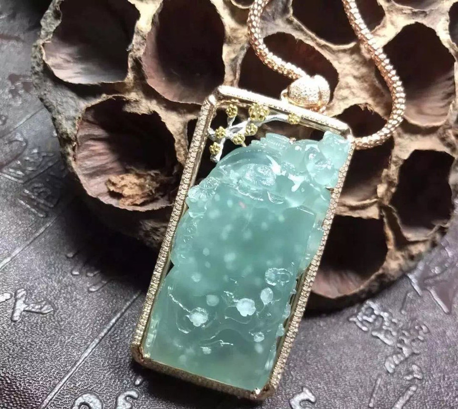 一块雪花棉翡翠原石雕刻出的精美冰晴《岁寒三友》清新俊逸！-第7张图片-翡翠网