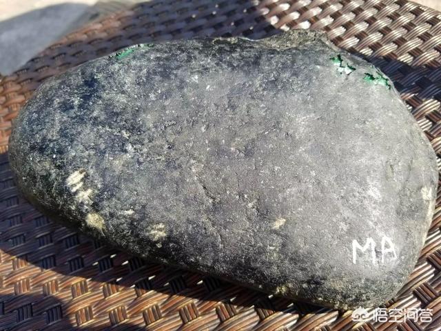 翡翠原石的类型划分及其特征是什么?-第6张图片-翡翠网 翡翠原石的类型划分及其特征是什么?-第6张图片-翡翠网