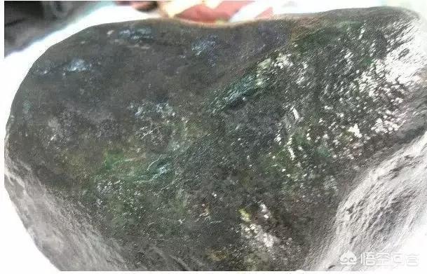 3万买下的翡翠原石,一刀切开全是裂和藓,如何处理?-第3张图片-翡翠网 3万买下的翡翠原石,一刀切开全是裂和藓,如何处理?-第3张图片-翡翠网